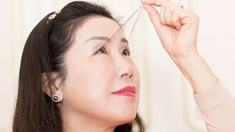 صاحبة أطول رموش بالعالم 