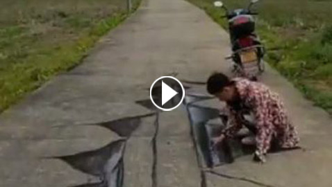 فيديو وصور: فنان صيني يبدع برسم لوحات وهمية ثلاثية الابعاد على الارض لشقوق وحفر تخدع المارة