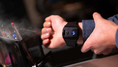 سوار الرجل العنكبوت.. وأدوات منزلية تسافر بأصحابها إلى المستقبل