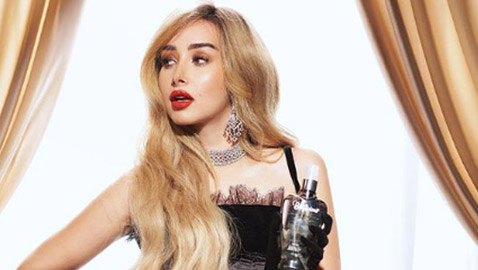 صور هنا الزاهد بإطلالة غريبة ومثيرة من الخمسينات!