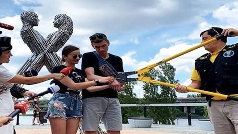 يقيدان أيديهما معاً لأشهر لإصلاح علاقتهما المتعثرة