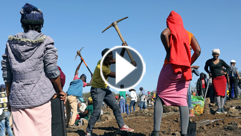 خاب أملهم فلم تكن ألماساً! أحجار مجهولة جذبت الآلاف لقرية ريفية بجنوب إفريقيا بحثاً عن الثروة