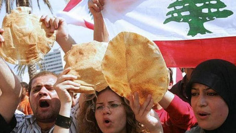 وسط أزمة اقتصادية خانقة.. لبنان يرفع سعر الخبز