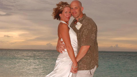 أمريكي أصيب بالزهايمر نسي أنه متزوج.. زوجته المخلصة تركت عملها لتعتني به فأُعجب بها مجدداً وتزوجها