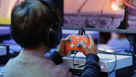 الولد لعب الفيديو.. وكلّف أهله كثيرا