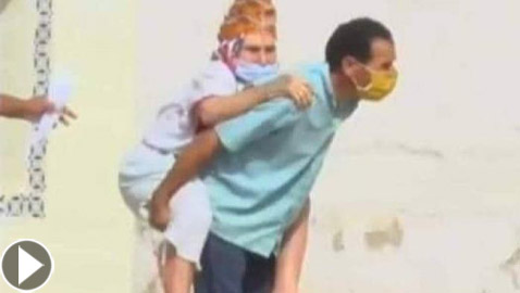 فيديو مؤثر: تونسي حمل والدته المريضة بالكورونا على ظهره للمستشفى