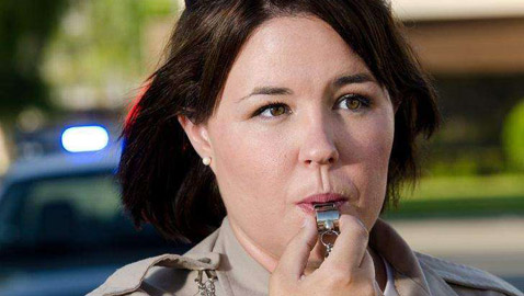 الصافرات.. وأشياء عادية على قائمة الممنوعات في بعض الدول