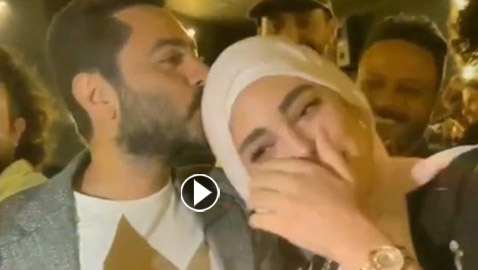 فيديو: تامر حسني يقبل فتاة محجبة على راسها… القبلة تثير جدلا كبيرا
