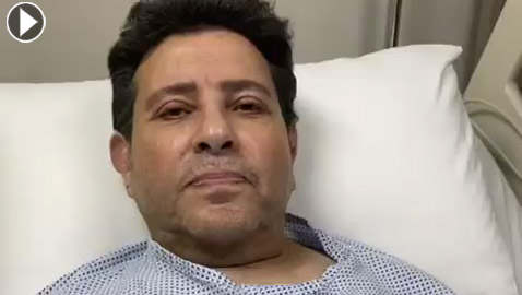أزمة صحية مفاجئة.. فيديو لهاني شاكر من المستشفى