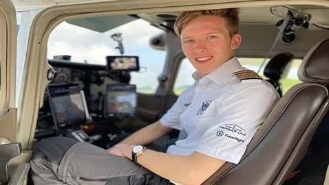 أصغر طيار يسافر حول العالم بمفرده خلال 6 أسابيع