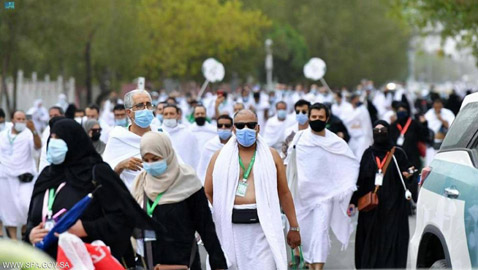 الحجاج يرمون جمرة العقبة الكبرى بأول أيام عيد الأضحى