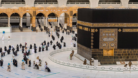 السعودية تعلن انتهاء الحج وعودة العمرة.. استقبلت أول فوج معتمرين وسط إجراءات احترازية