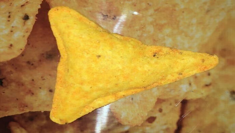 حبة دوريتوس غريبة تشعل الإنترنت وتلقى عرضا ببيعها بـ100 ألف دولار