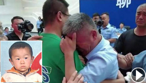 أب صيني يعثر على ابنه المختطف بعد 24 عاما من البحث والتنقل! فيديو
