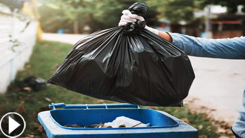 حيلة بسيطة تخلصكم من تجمع الذباب والحشرات على سلة القمامة (فيديو)