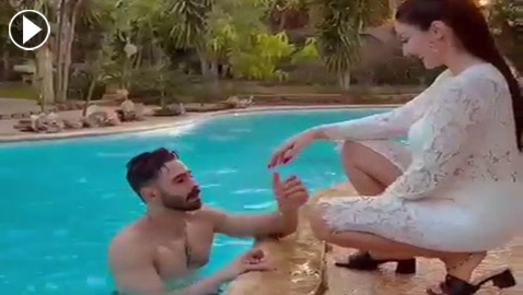 فيديو: الراقصة صافيناز تطلق زغرودة خطوبتها في حمام السباحة: العريس خرج من الماء والبسها الخاتم!