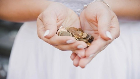 عروس تتقاضى رسوماً من الضيوف لحضور زفافها