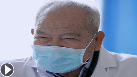 فيديو: إليكم قصة طبيب صيني يقضي 58 عاما في علاج المرضى