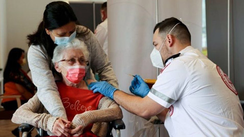 لماذا قررت إسرائيل منح جرعة ثالثة للأشخاص فوق سن الستين؟