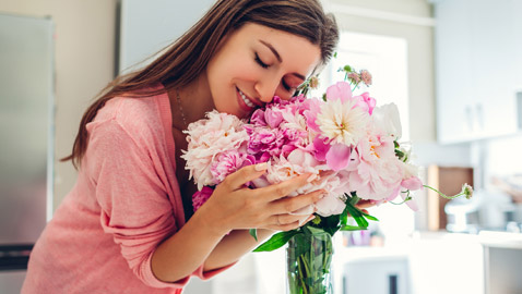 خطوات بسيطة للحفاظ على زهورك نضرة لعمر أطول بعد قطفها