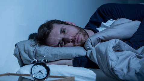 كيف أعود إلى النوم إذا استيقظت فجراً؟ هذه النصائح قد تساعدك لليلة مريحة