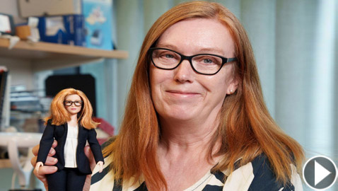 ساهمت بتطوير لقاح كورونا.. شركة تكرم عالمة بريطانية بدمية باربي! فيديو