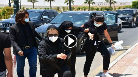 بالفيديو والصور: تشييع دلال عبد العزيز بحضور النجوم.. إيمي ودنيا منهارتان