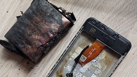 هاتف ينفجر بيد صاحبه ويشعل حريقاً في المنزل