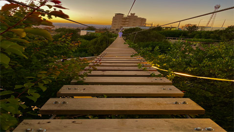 جسر معلق في السعودية يتحرك كلما هبت الرياح.. هل تجرؤ الصعود عليه؟