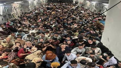 صورة لا تصدق! مئات الأفغان محشورون بطائرة عسكرية بمحاولة للهروب