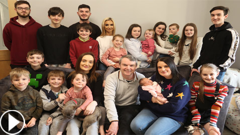فيديو وصور: أم أكبر عائلة بريطانية (22 ولدا وبنتا) تروي أطرف وأصعب المواقف
