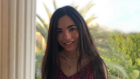 بالصور.. شابة مصرية تعشق النحت والمنمنمات