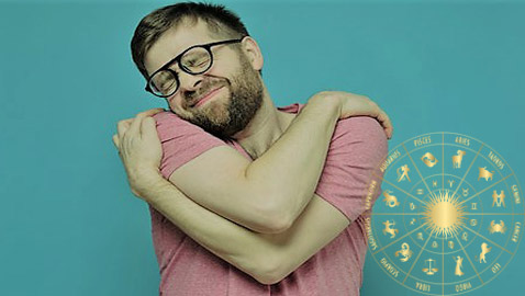 يشعرون أنهم نعمة للبشرية.. مواليد هذه الأبراج يحبون أنفسهم