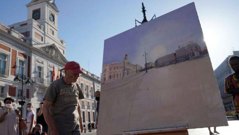 صور:تزاحم عشاق الفن لمشاهدة رسومات الفنان أنطونيو لوبيز فى ساحة مدريد