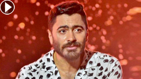 فيديو: تامر حسني يتعرض لموقف محرج أثناء استلامه جائزة تكريمية