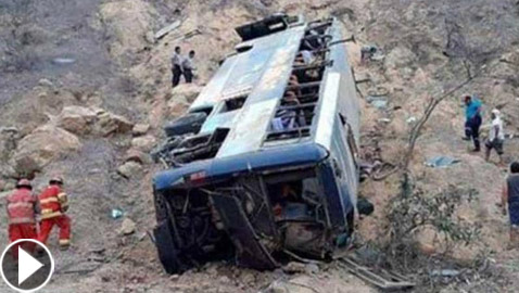 فيديو الحادث المرعب.. 32 قتيلا وعشرات الجرحى إثر سقوط حافلة في واد