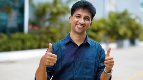 يتحول إلى مليونير بفضل تشجيع معلمه في المدرسة