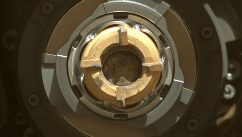 حفرة داخل صخرة.. صور مميزة لأول عينة صخرية من المريخ