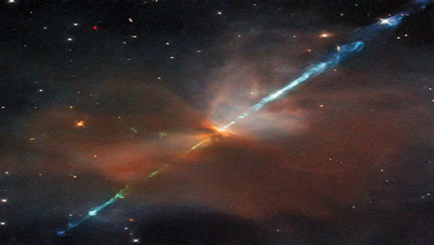 تلسكوب هابل يوثق ظاهرة فلكية نادرة: سيف أزرق يخترق قلبا سماويا عملاقا