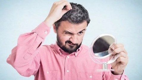 هل يسبب التوتر تحول لون الشعر إلى الرمادي؟