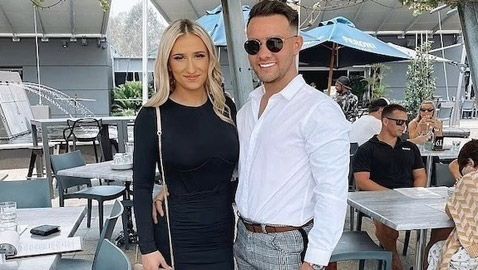 أصبحا ثريين بعدما تركا المدرسة وعملا ببيع الملابس