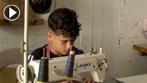 فيديو وصور :صبي فلسطيني يتميز في حياكة ملابس النساء ويصبح أصغر خياط في غزة