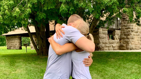 بعد ان تخلت عن ابنها وسلمته للتبني، ام تجتمع مع ابنها بالصدفة بعد 30 عاما