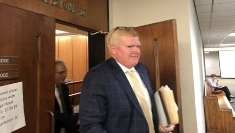 يستأجر قاتلاً يطلق عليه الرصاص من أجل أموال التأمين