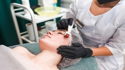 علاجات شائعة للوجه يمكن أن تضر البشرة