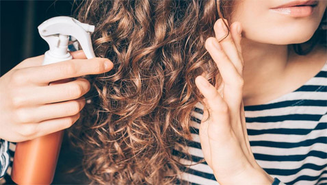 وصفات طبيعية سحرية.. بخاخ تكثيف الشعر بالشاي والزنجبيل