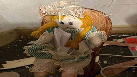 على غرار أفلام الرعب.. دمية تهدد رجل بريطاني وترعبه!