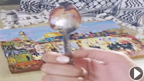 فنانة فلسطينية ترسم بالملعقة لوحة للمسجد الأقصى تضامنا مع أسرى نفق الحرية