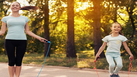 أم تجبر طفلتها على نط الحبل 3000 مرة يوميًا لسبب غريب!