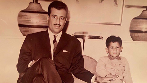 صورة قديمة نادرة.. من هذا الطفل الظاهر مع الملك سلمان؟